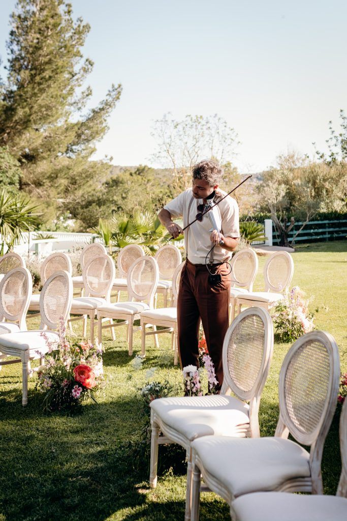 ose Asunción tocando el violín eléctrico durante la ceremonia de boda